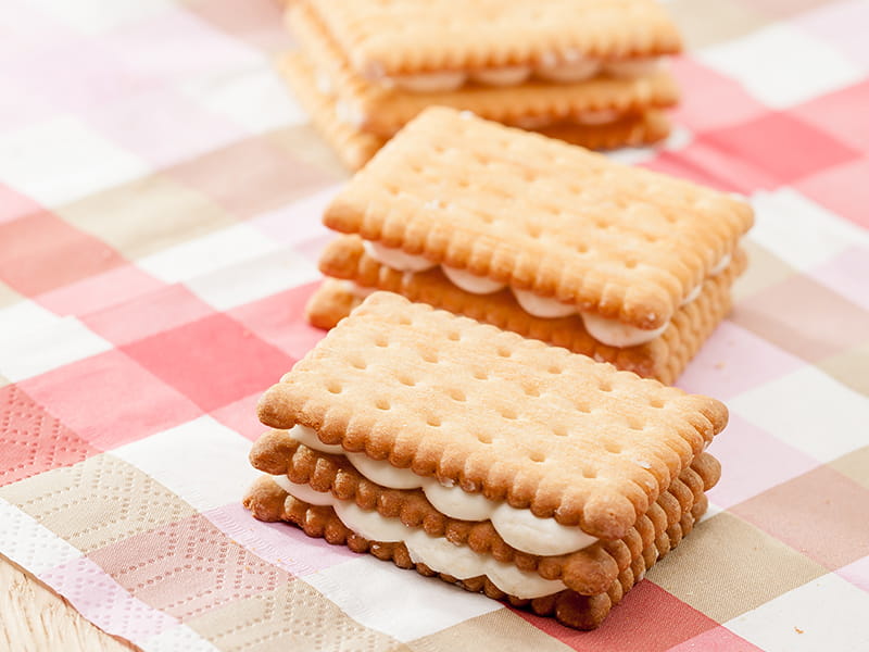 Rebalance sugars, an irresistible sandwich biscuit at optimum cost Rebalance sugars, an irresistible sandwich biscuit at optimum cost