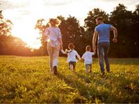 家族が自然の中で走っている