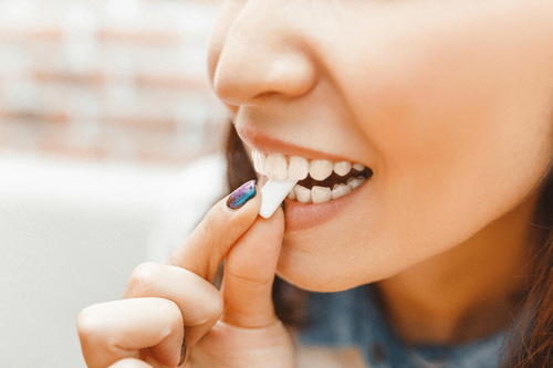 Women eating chewing gum