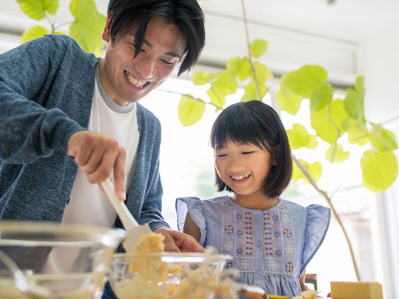 Корейская семья готовит и ест на камеру. Japan father and Grill. Dads food