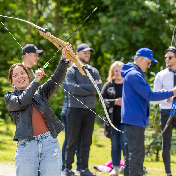 Groupe d&rsquo;employ&eacute;s participant &agrave; une activit&eacute; de team building en ext&eacute;rieur, dans un esprit d&rsquo;&eacute;quipe.