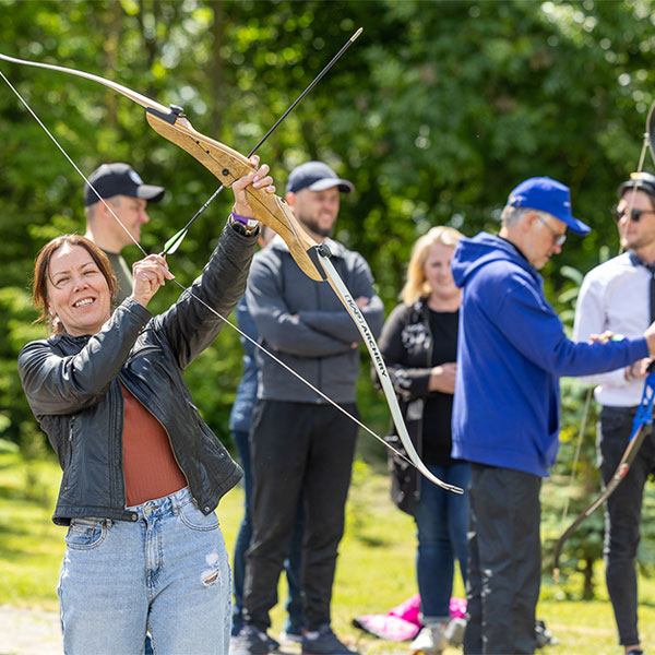 Groupe d&rsquo;employ&eacute;s participant &agrave; une activit&eacute; de team building en ext&eacute;rieur, dans un esprit d&rsquo;&eacute;quipe.