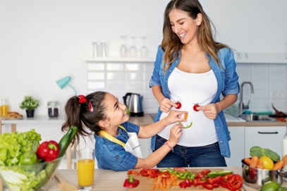 roquette-food-woman-playing-with-daughter-kitchen