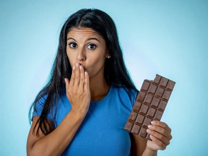 food-nutriose-soluble-fiber-woman-chocolate