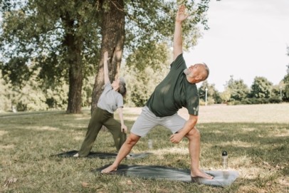 seniors-stretch-in-park