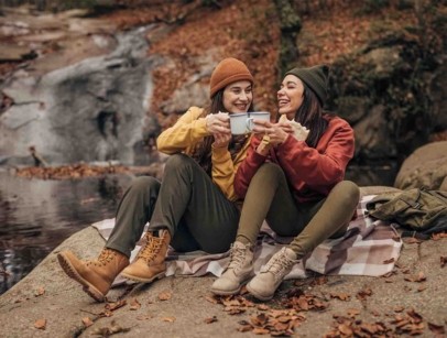 two friends eating outsides