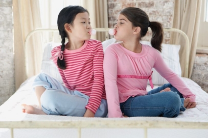 roquette-food-little-girls-eating-chewing-gum