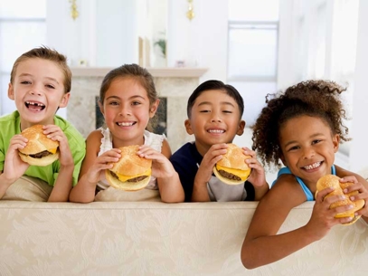 Des enfants se régalent avec des burgers.