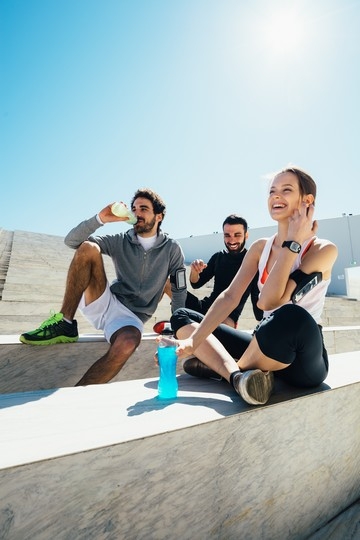 roquette-food-young-people-drinking-after-sport