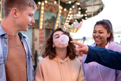 roquette-food-friends-having-fun-bubble-gum