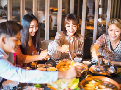 Un groupe d'amis dégustant des plats chinois