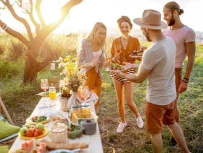 e2e4fcbe97fd-friends-eating-outside.jpg