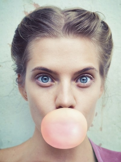 roquette-food-woman-with-a-bubble-gum