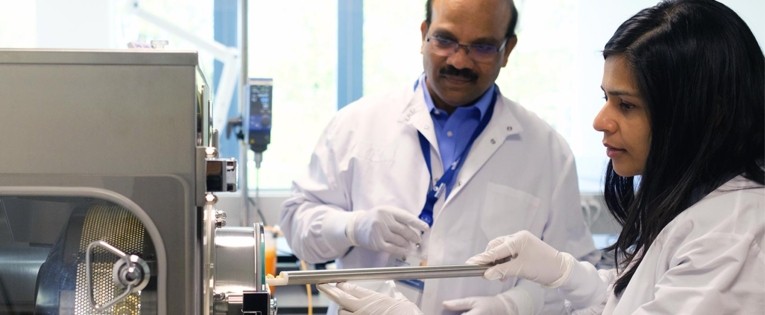 Des scientifiques travaillent dans un labo.