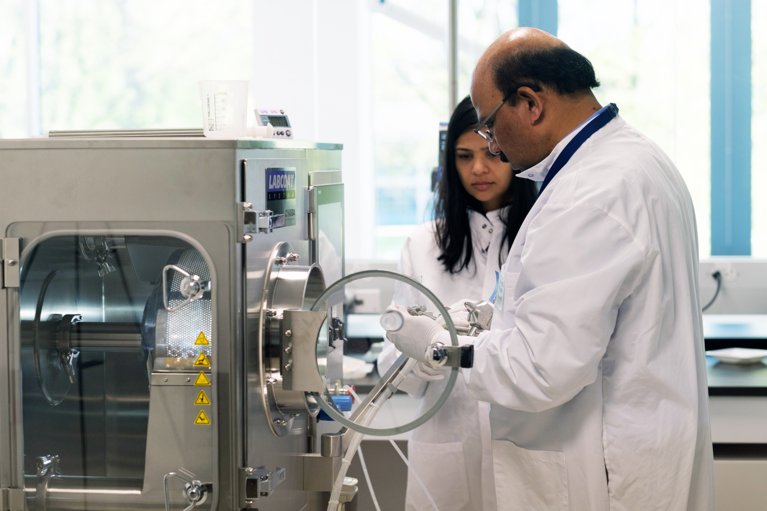 Des scientifiques travaillent dans un labo.